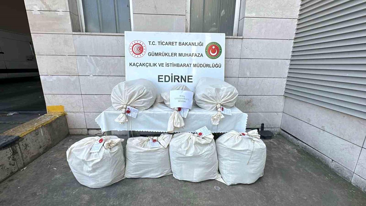 Edirne Kapıkule Sınır Kapısı'nda Uyuşturucu Operasyonu: 49 Kilo Esrar Ele Geçirildi