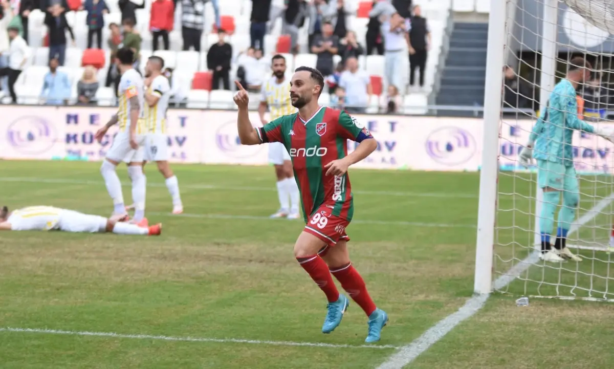 Karşıyaka'nın Takım Kaptanı Cenk Ahmet Sakatlandı