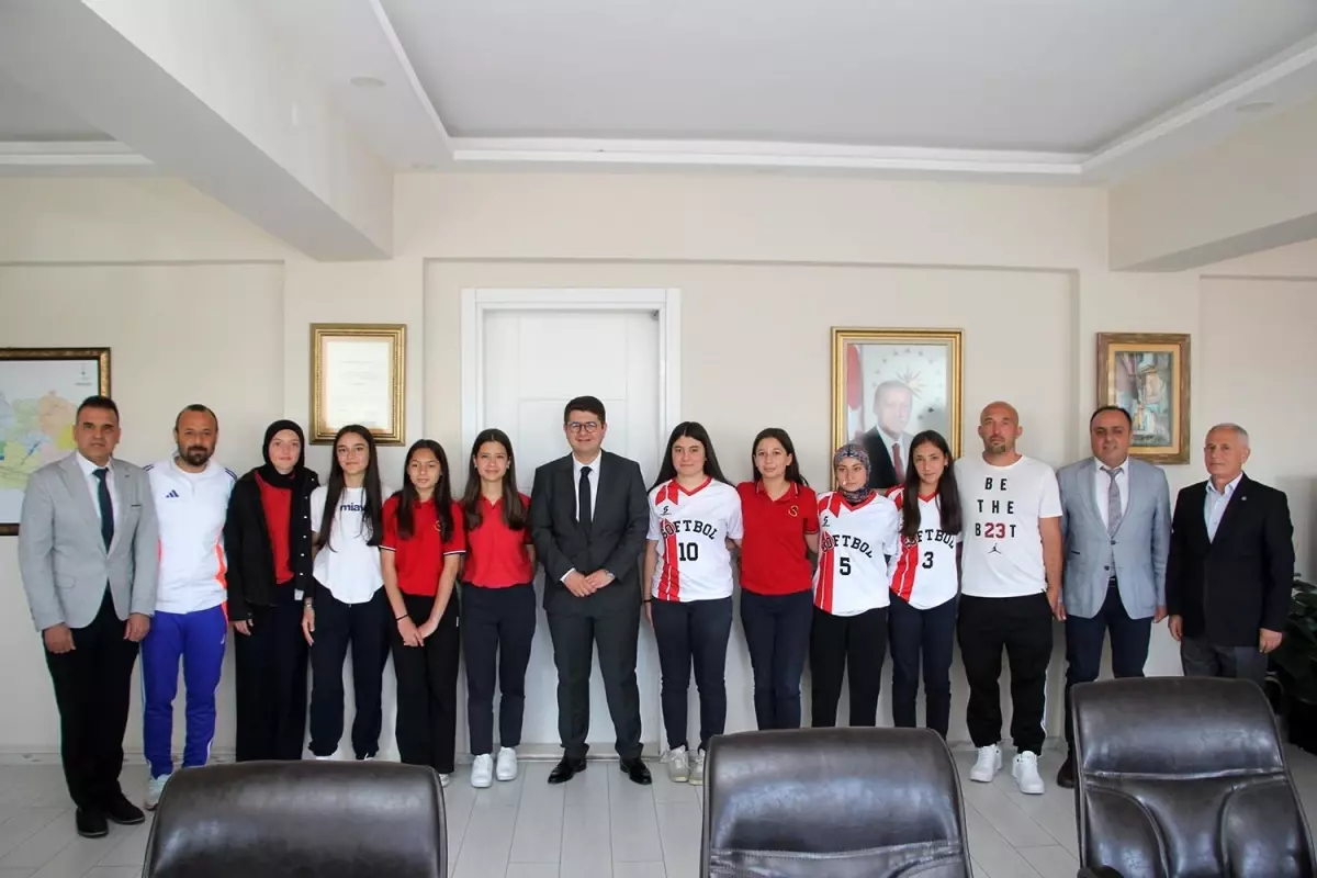 Kula'nın Genç Softbolcularından Kaymakama Ziyaret