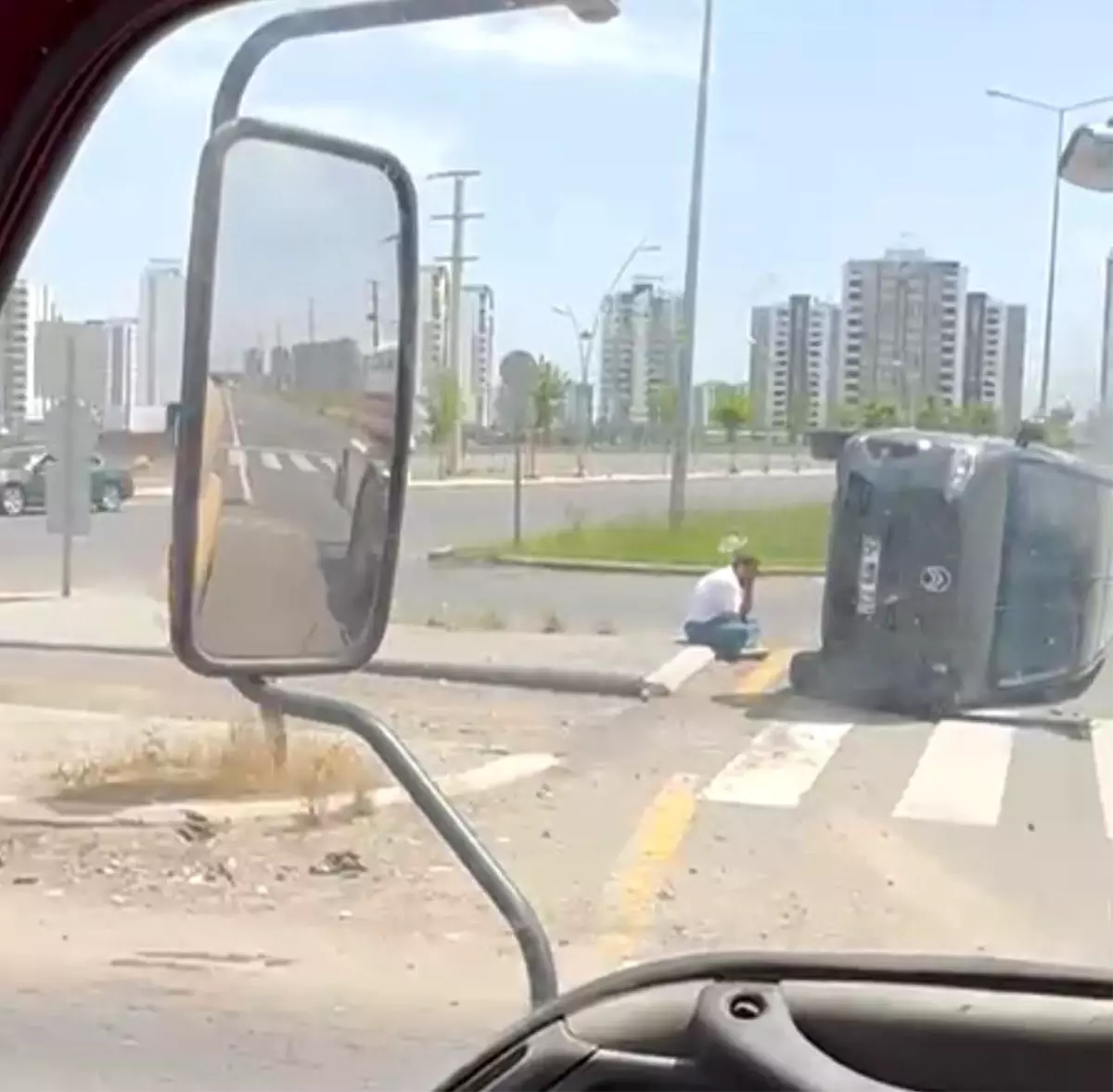Diyarbakır'da Kamyonet Kaza Yaptı, Sürücü Yaralanmadı