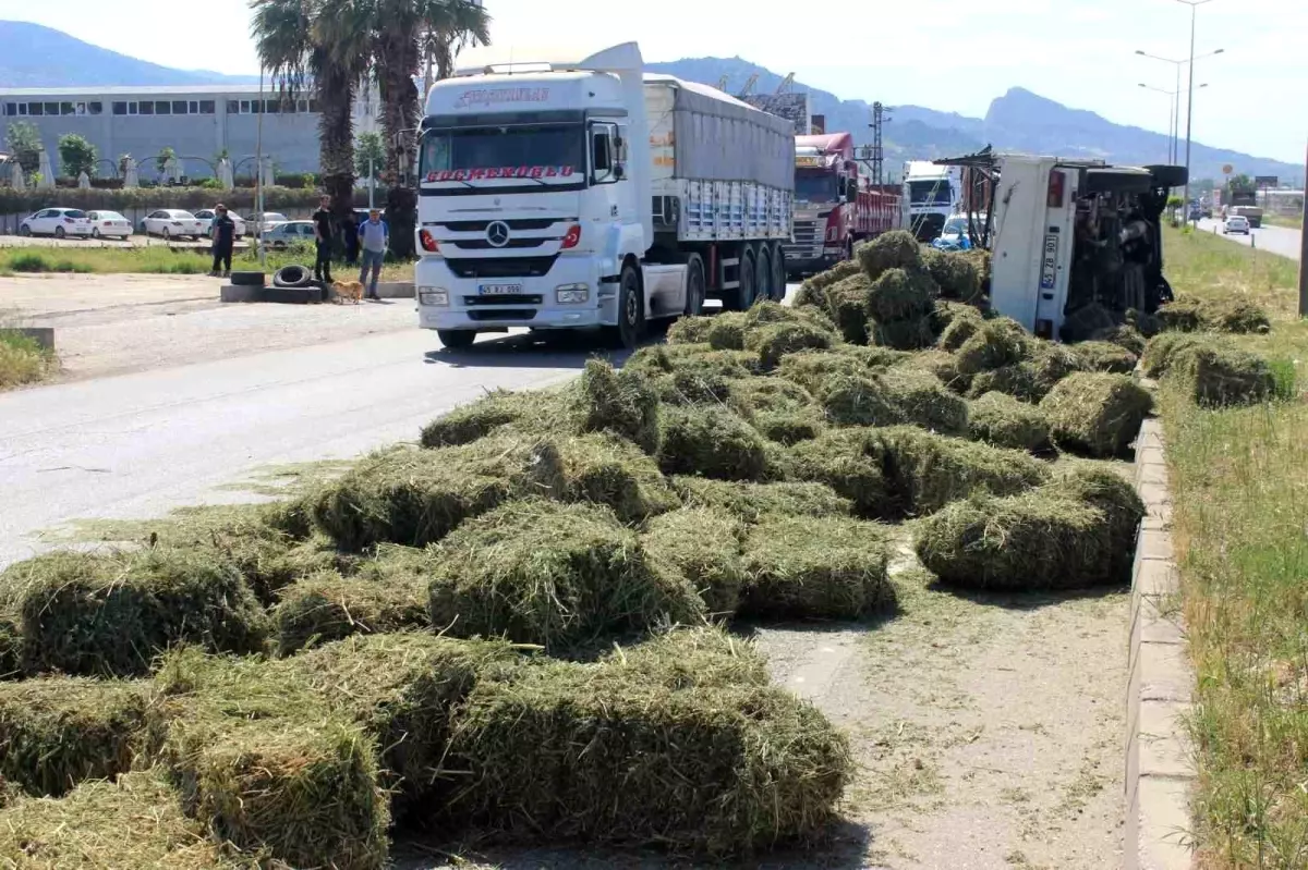 Manisa'da Saman Yüklü Kamyonet Takla Attı: 1 Yaralı