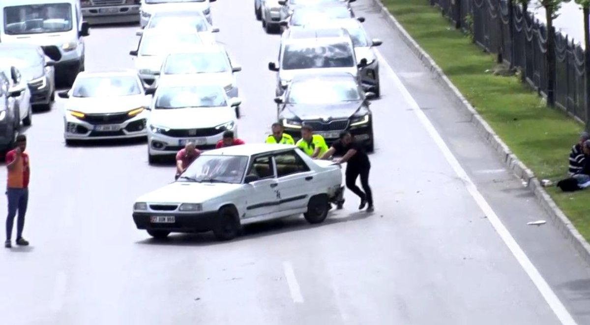 Kaza yapan otomobili polisler iterek yol kenarına çekti