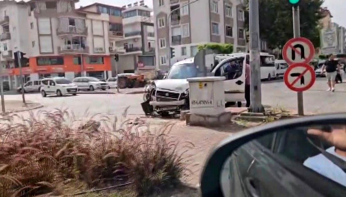 Manavgat'ta Trafik Kazası: Yaralı Yok, Yardıma Gelenler Az