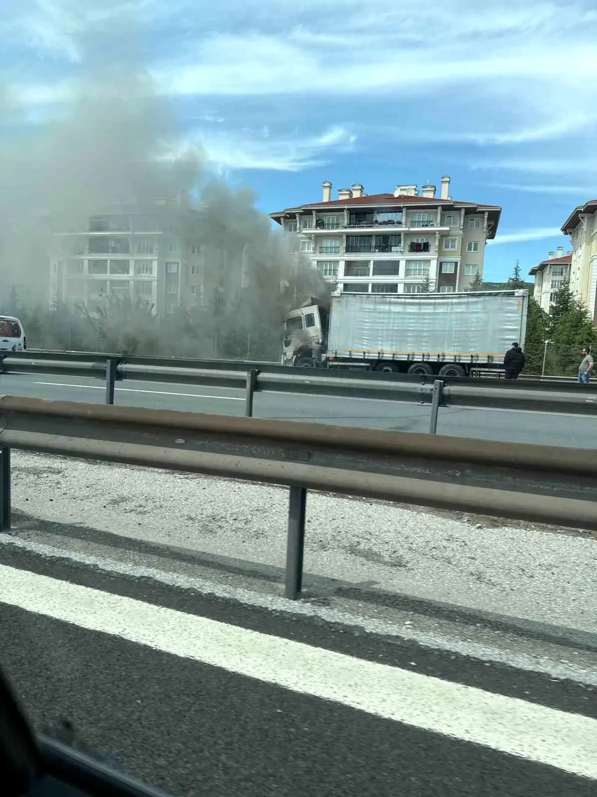 Anadolu Otoyolu'nda Tırda Yangın Çıktı, İtfaiye Ekipleri Müdahale Etti