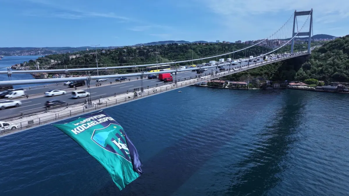 Kocaelispor'un Şampiyonluk Bayrağı Fatih Sultan Mehmet Köprüsü'nde Dalgalandı