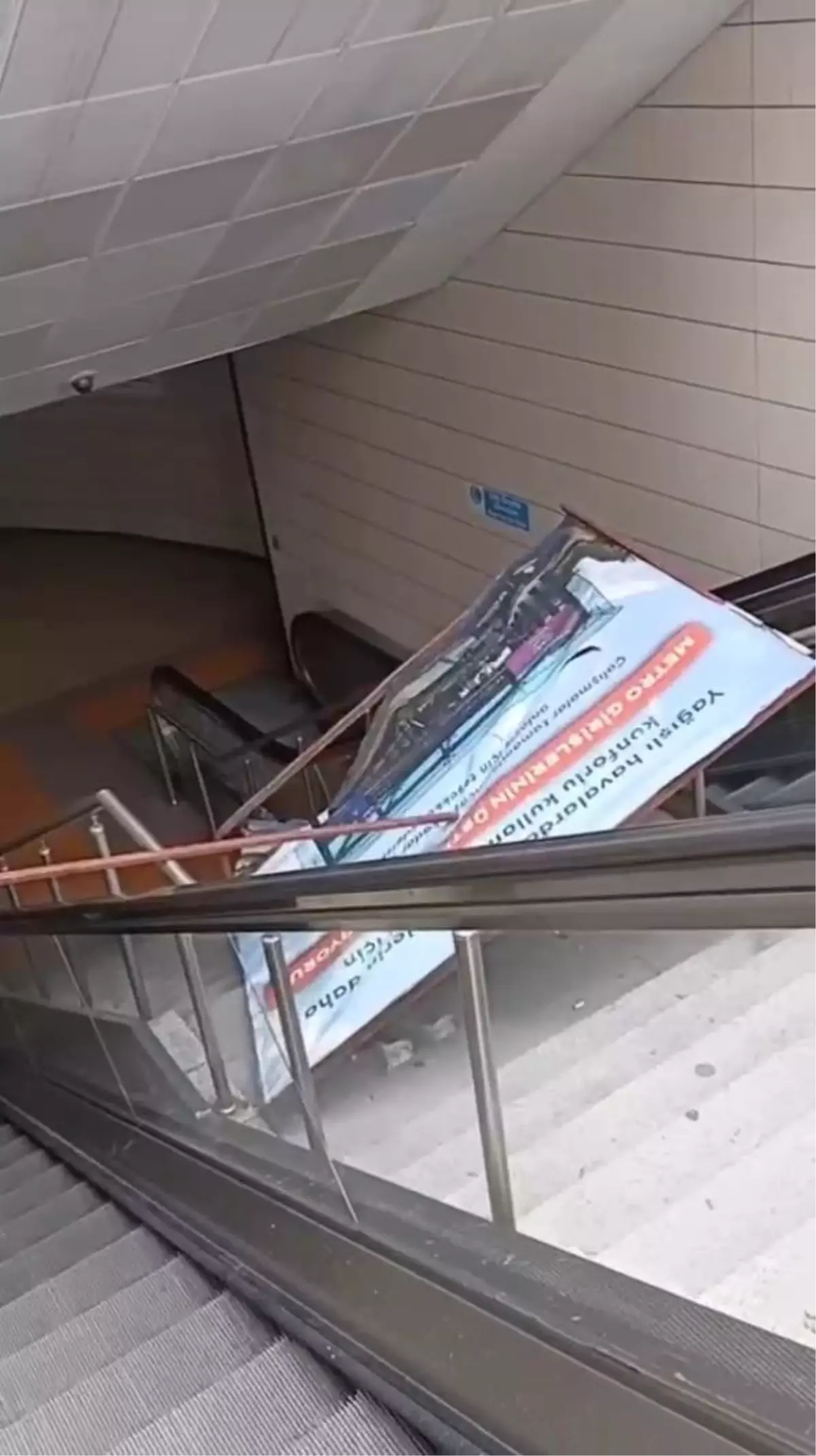 Maltepe Metro İstasyonunda Reklam Panosu Kadın Yerin Yüksekten Düştü