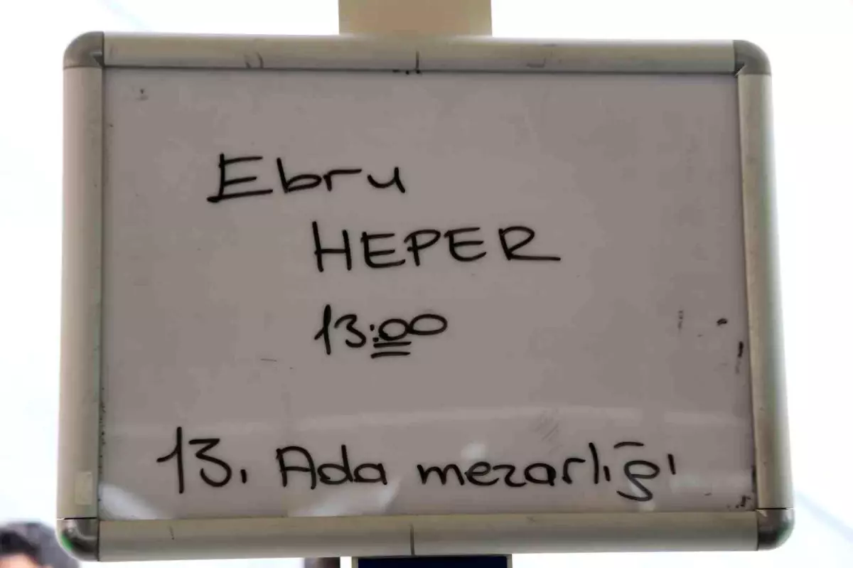 İstanbul'da Metrobüs Kazasında Hayatını Kaybeden Ebru Heper Son Yolculuğuna Uğurlandı