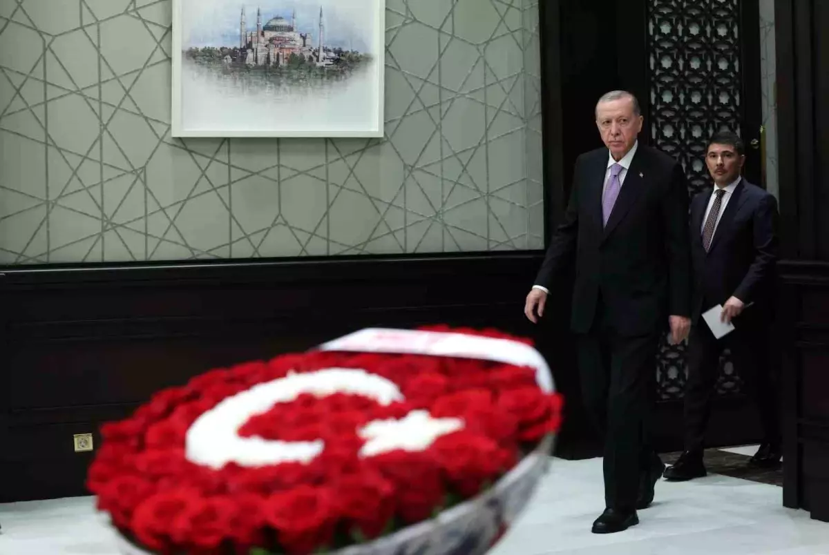MHP Lideri Bahçeli'den Kabine'ye Türk bayraklı çiçek