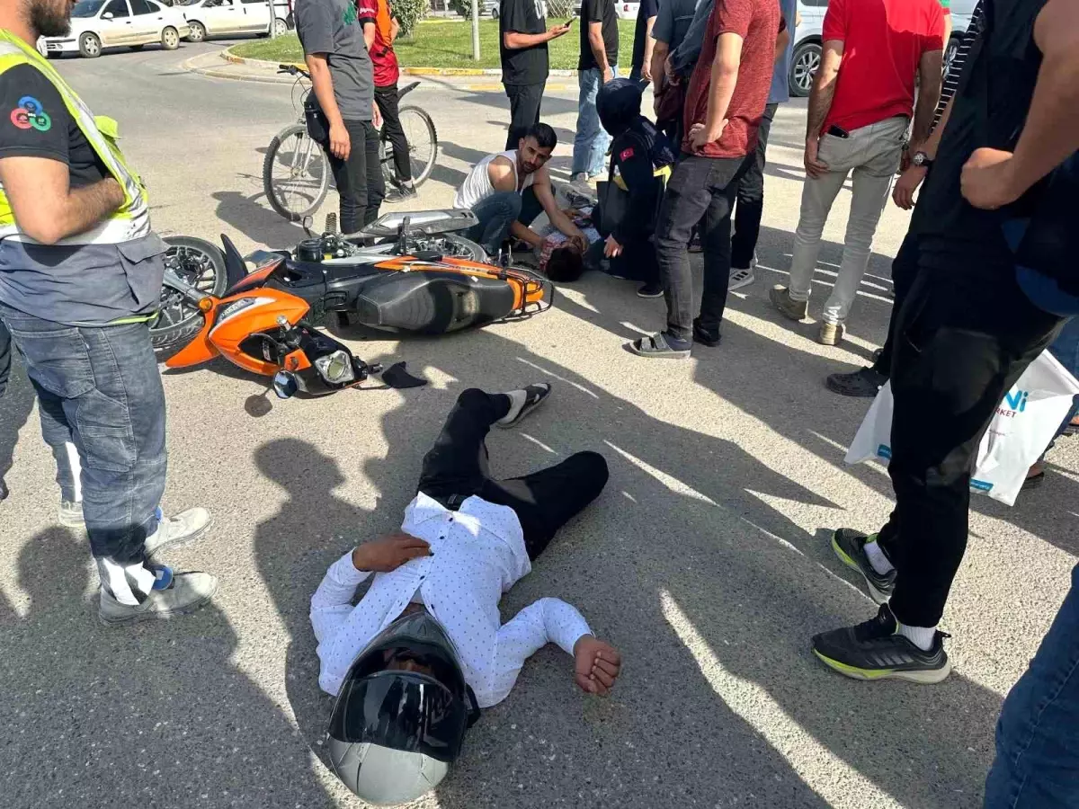 Adıyaman'da Motosiklet ve Otomobil Çarpıştı: 2 Yaralı