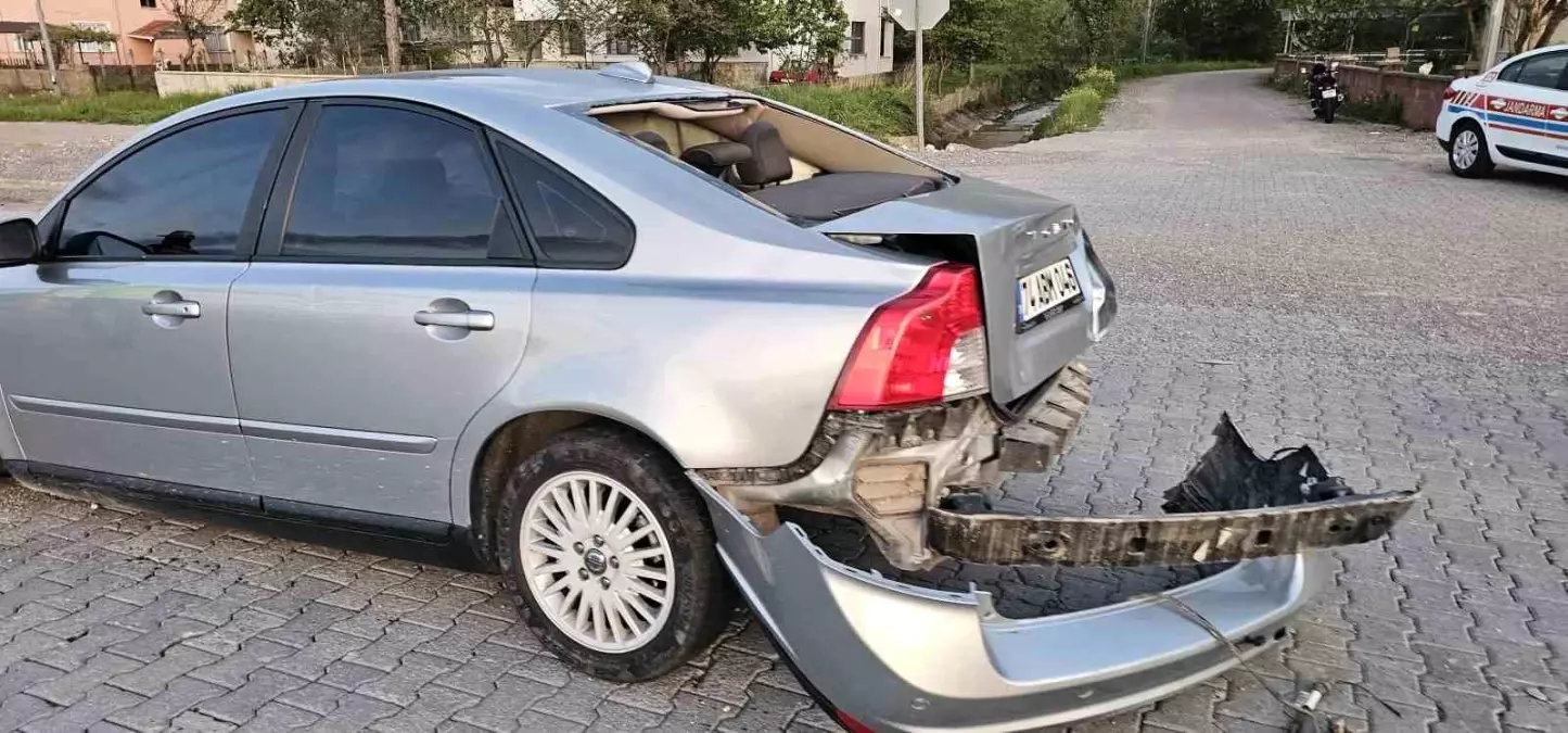 Kastamonu'da Park Halindeki Araca Çarpan Otomobil Sürücüsü Yaralandı