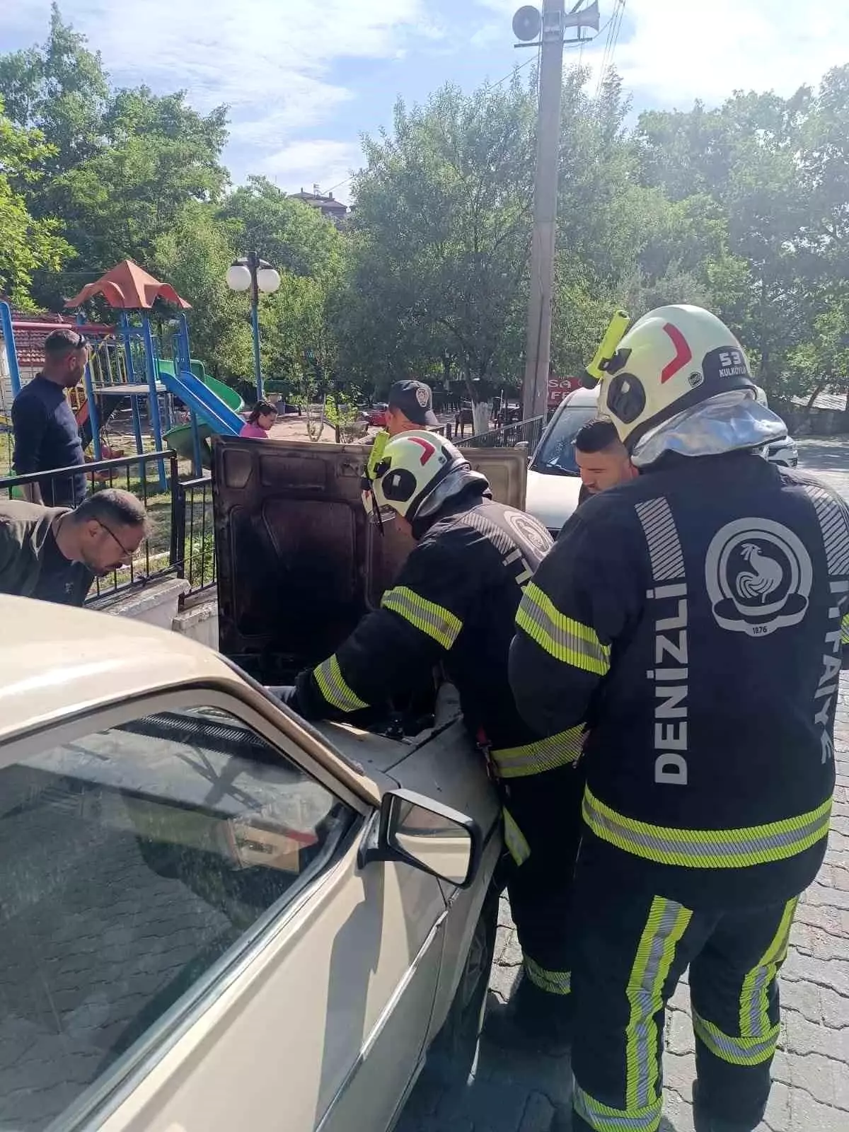 Denizli'de Park Halindeki Otomobilde Yangın Çıktı