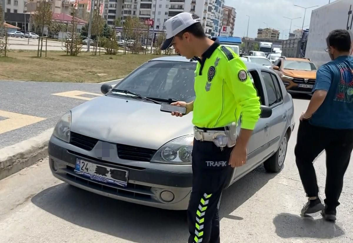 Aksaray'da Plakası Kapalı Araç Sürücüsü ve Babası Basın Mensuplarına Tepki Gösterdi