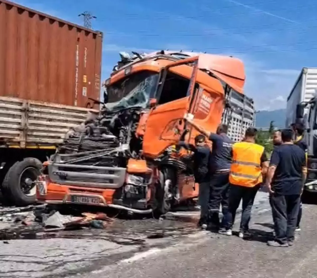 Pamukova'da Zincirleme Kaza: 2 Şoför Yaralandı