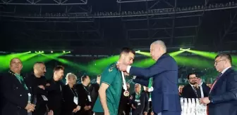 Şampiyonluk töreninde İbrahim Hacıosmanoğlu'na soğuk duş