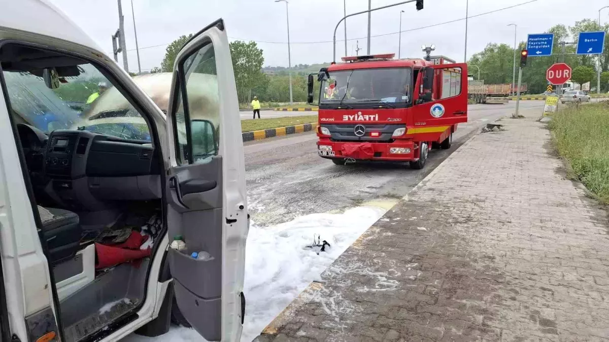 Bartın'da Minibüs Yangını: Sürücü Panikledi, Polis Müdahale Etti