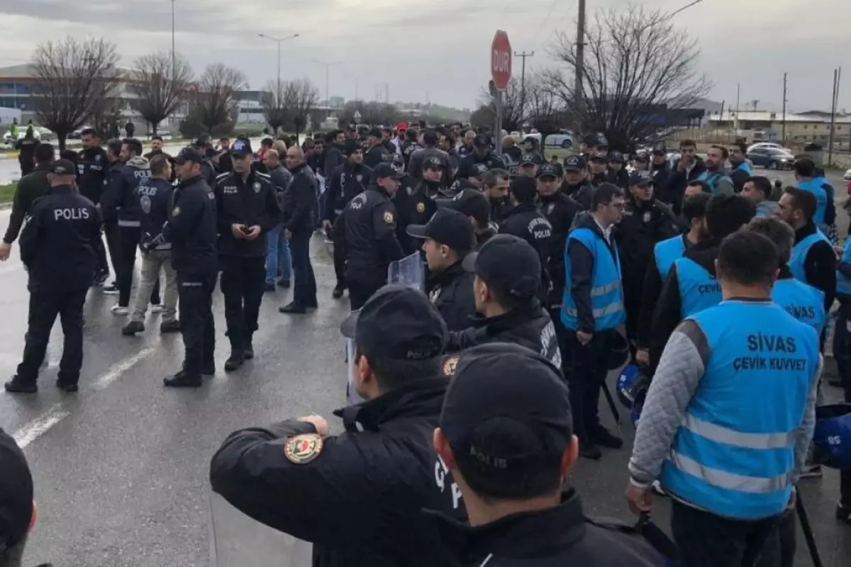 Süper Lig'in köklü takımına şok protesto: Taraftar tesisi bastı