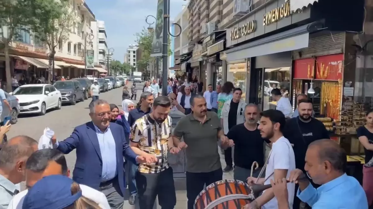 Diyarbakır'da PKK'nın Silah Bırakma Kararı Sevinçle Karşılandı