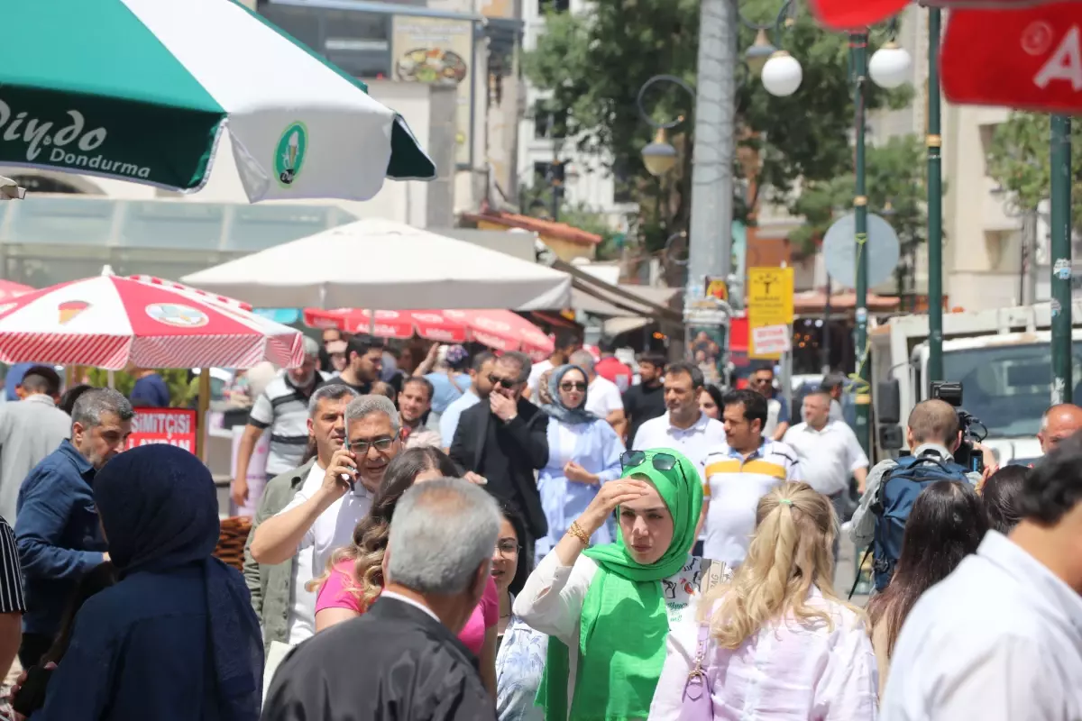 Diyarbakırlılar PKK'nın Feshetme Kararını Coşkuyla Karşıladı