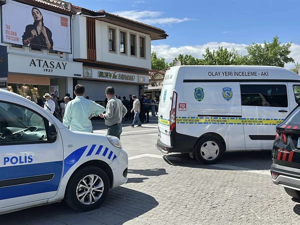 Uşak'ta Kuyumcu Dükkanına Silahlı Saldırı: İki Yaralı