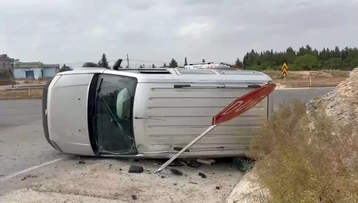 Gaziantep'te Virajda Devrilen Araç 'DUR' Tabelasına Çarparak Durdurabildi