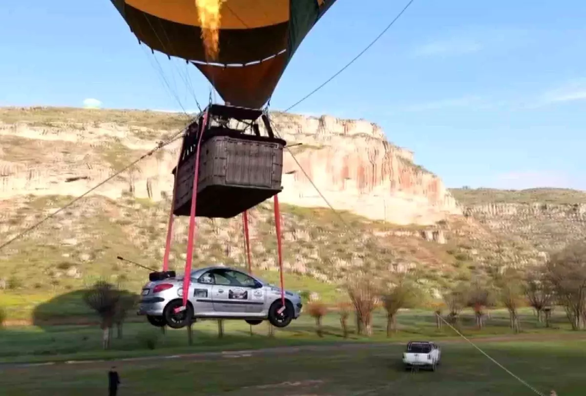Aksaray'da Ralli Gösterisi: Sıcak Hava Balonuyla Automobil Uçuruldu