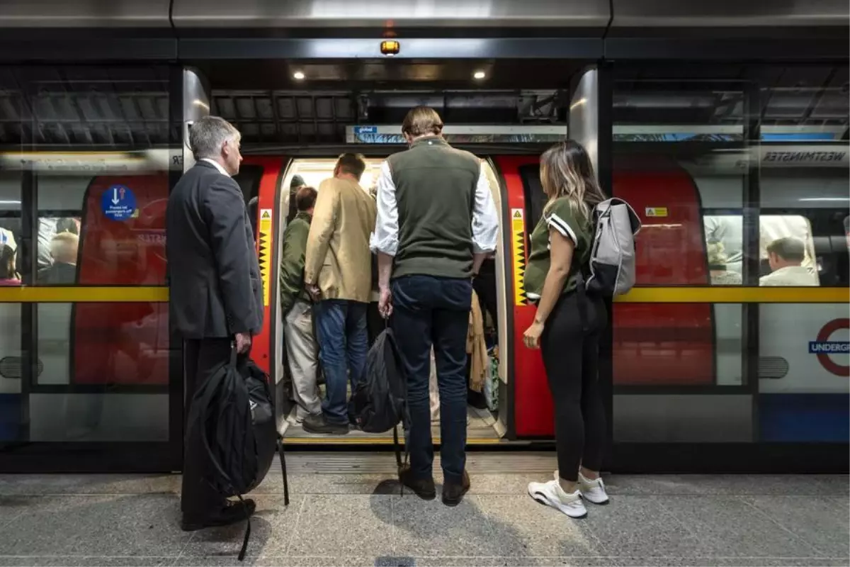 Londra Metrosu'nda Elektrik Kesintisi Seyahatleri Etkiledi