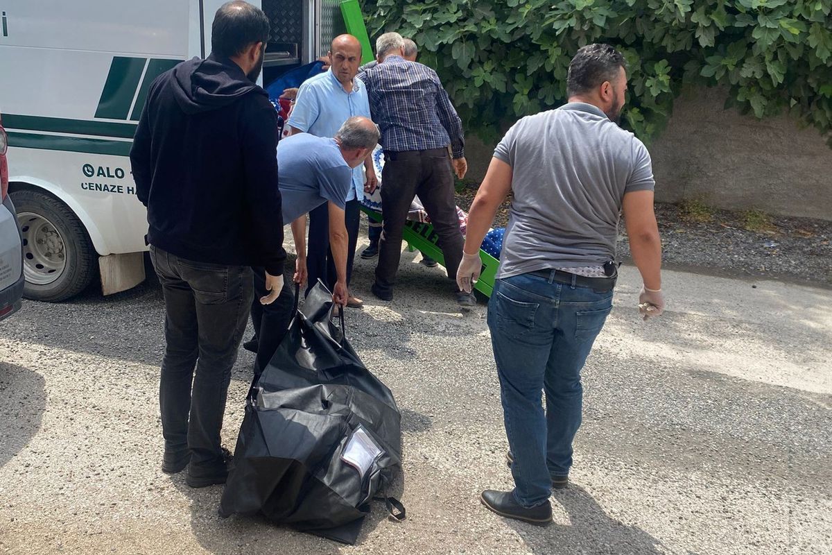 Annesini dövüp boğarak öldürdü