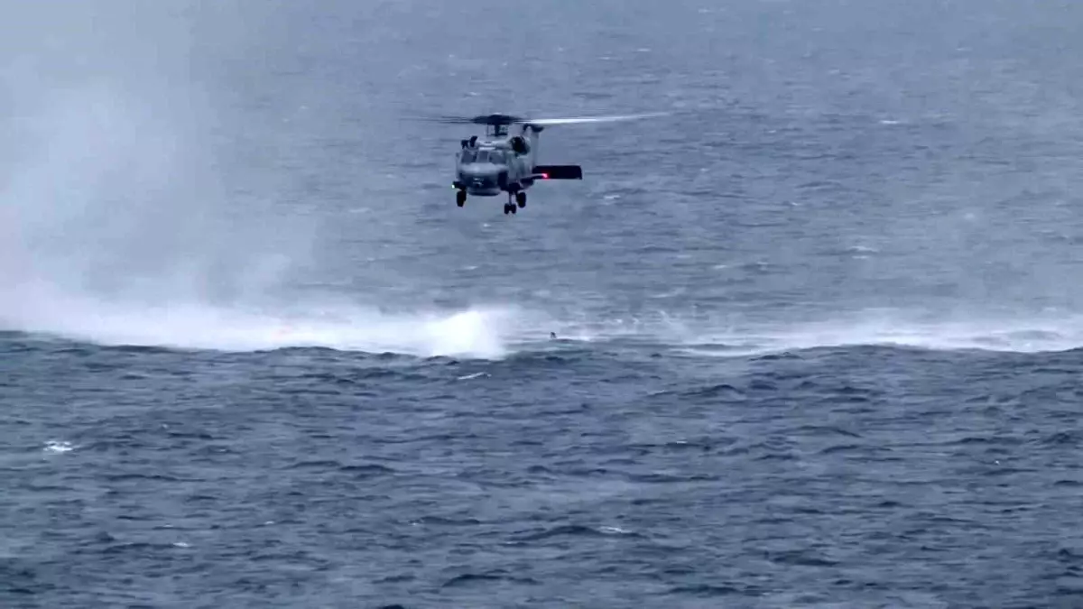 Deniz Kuvvetleri Helikopteri DENİZKURDU-II/2025 Tatbikatında Denize Acil İniş Yaptı