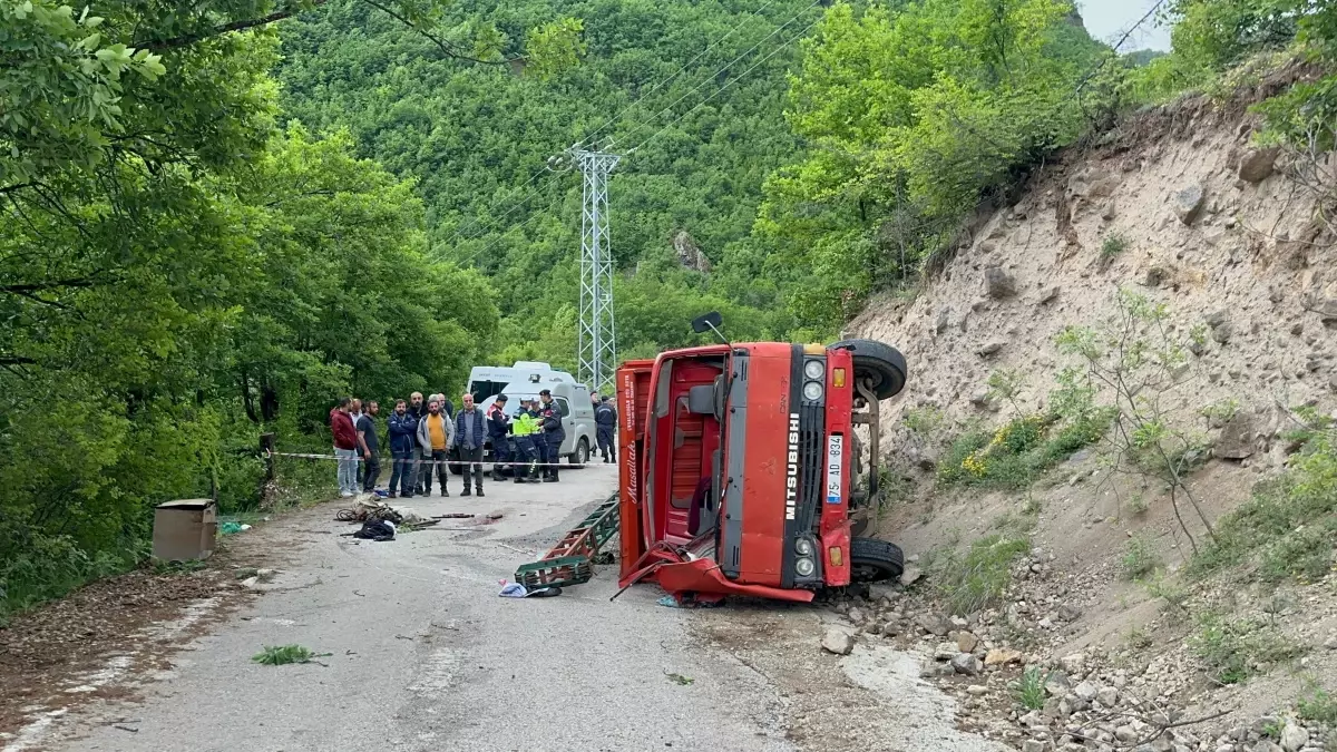 Artvin'de Sondaj Kamyonu Devrildi: 1 Ölü, 2 Yaralı