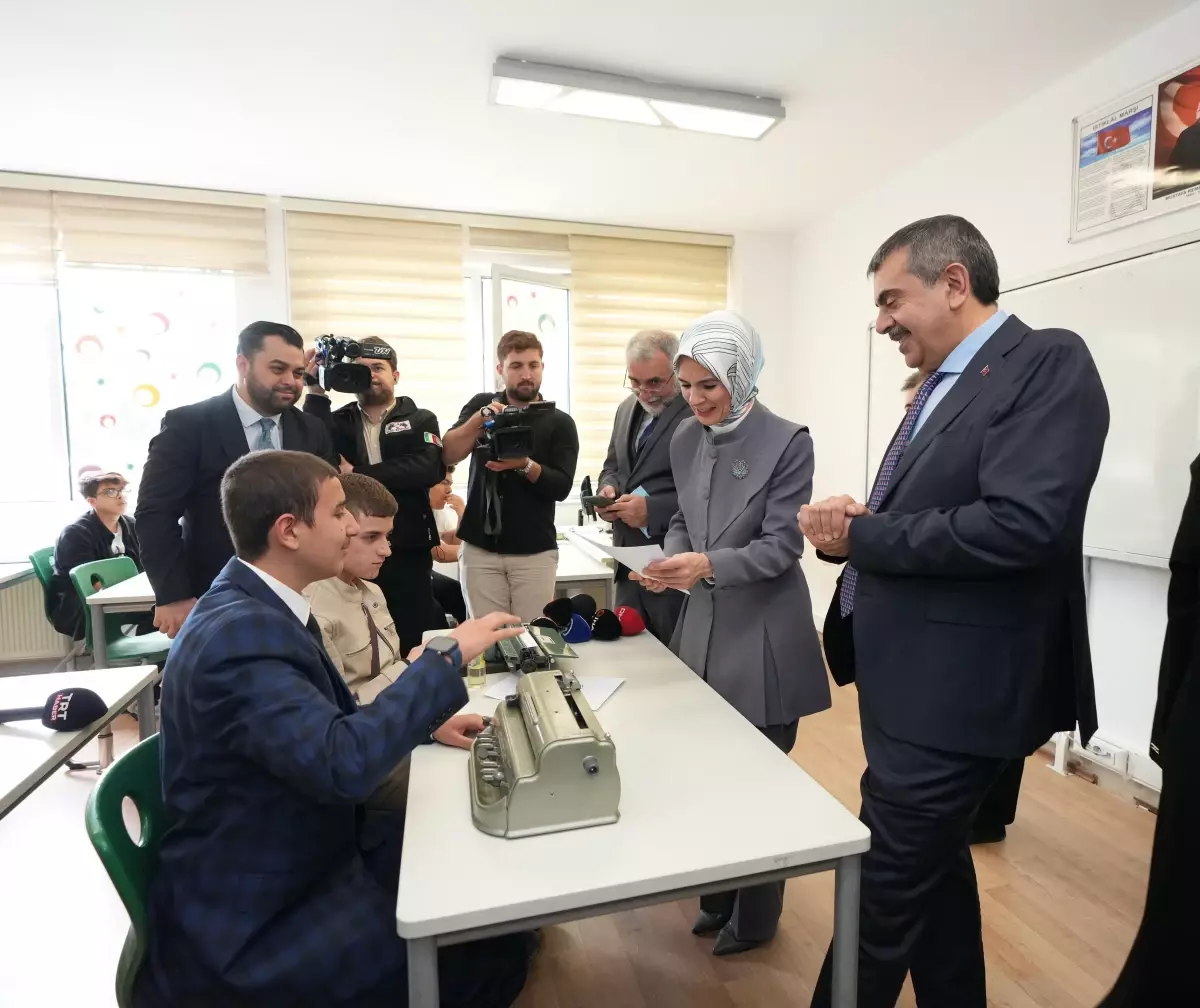 Bakanlar Engelliler Haftası'nda Görme Engelliler Okulunu Ziyaret Etti