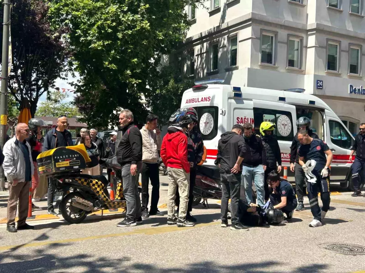 Bandırma'da Motosikletli Kurye Trafik Kazası Geçirdi