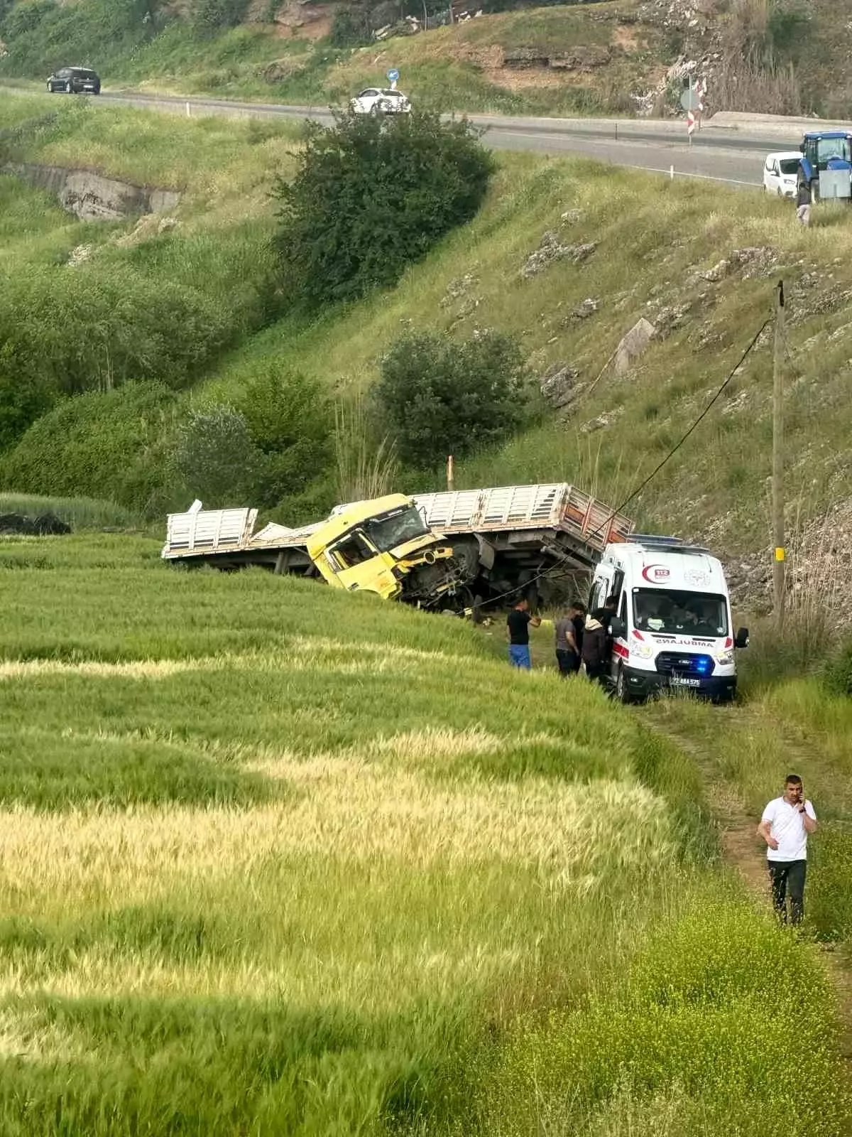Batman'da TIR Uçurumdan Yuvarlandı: 2 Yaralı