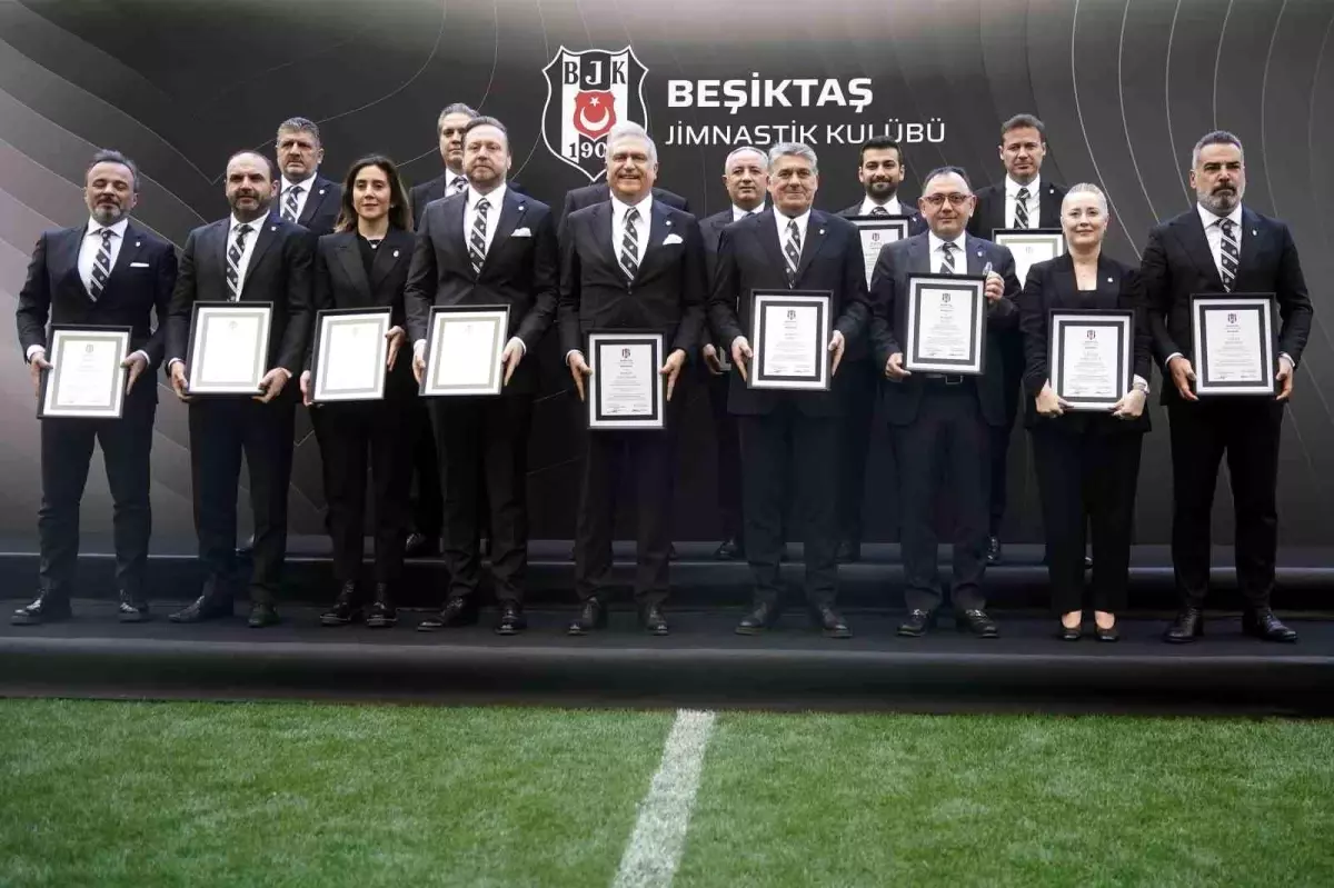Beşiktaş'ta Başkan Serdal Adalı ve yönetimi, mazbatalarını aldı