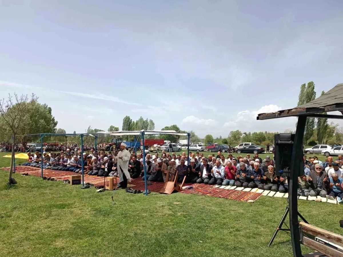Beyşehir'de Çiftçiler Yağmur Duası Düzenliyor