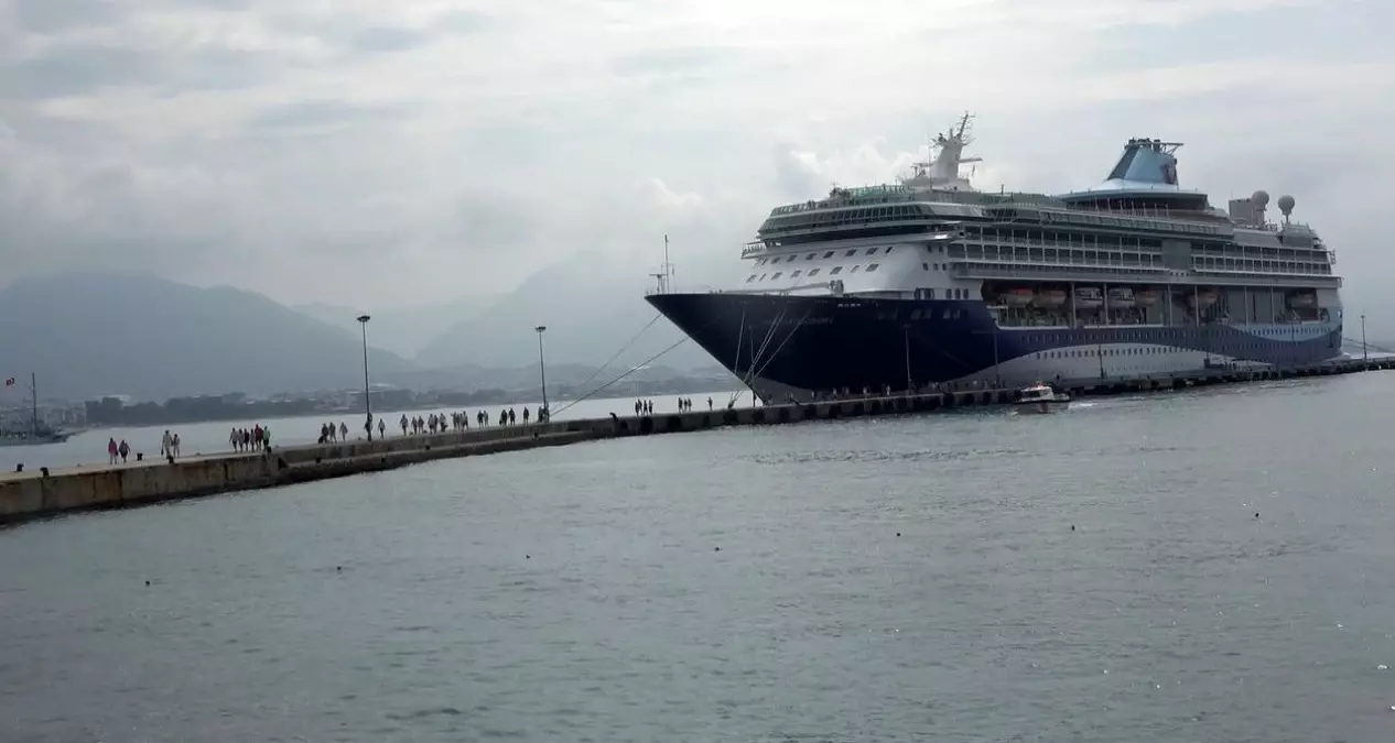 Alanya'ya Bahama Bandıralı Kruvaziyer Gemisi Demirledi