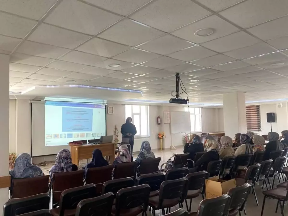 Bozkır'da Kur'an Kursu Öğreticilerine Tecrübe Paylaşım Semineri Düzenlendi