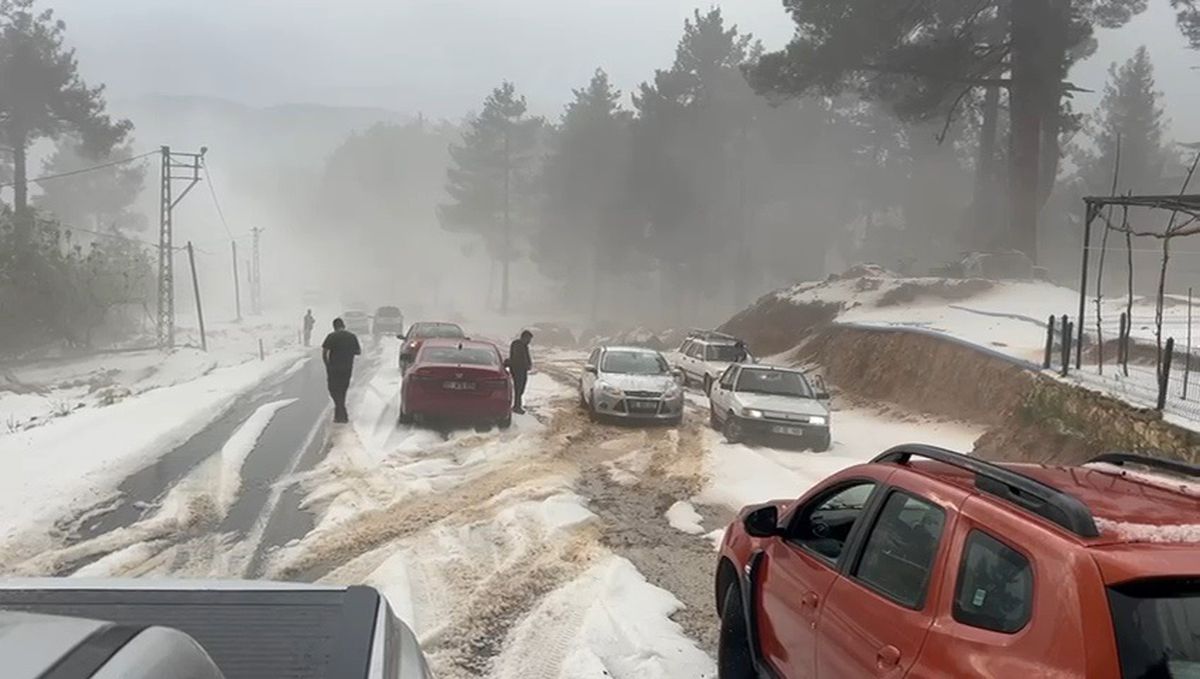 Mersin Tarsus'ta Dolu Yağışı Trafiği Olumsuz Etkiledi
