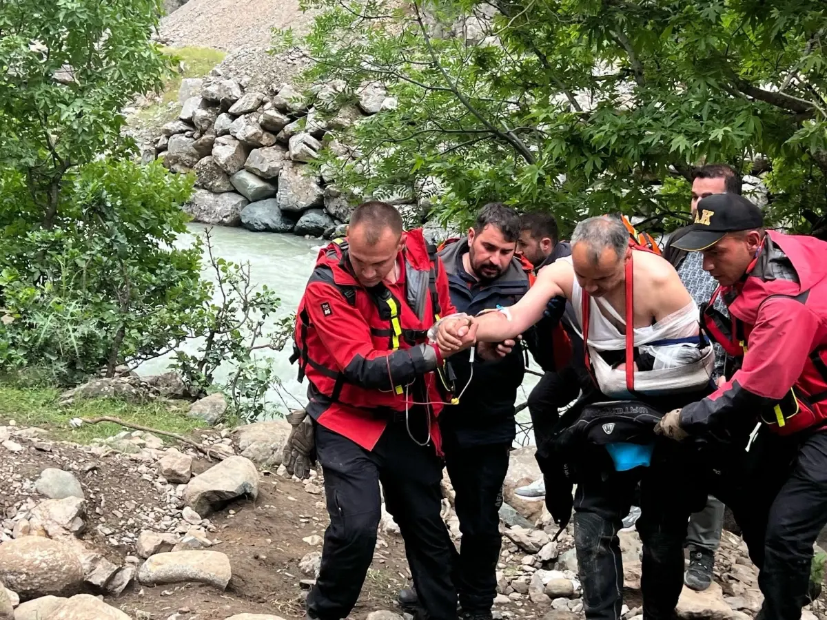 Dalgıç Polis Kayalıklara Çarparak Yaralandı