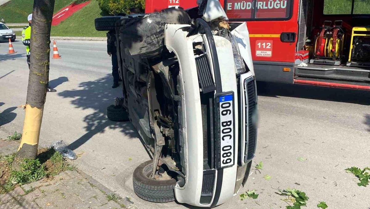 Bolu'da Otoyolda Kontrolden Çıkan Araç Devrildi