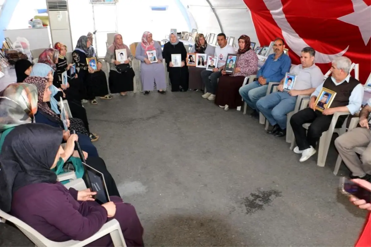 Diyarbakır'da Evlat Nöbetinde 'Terörsüz Türkiye' Sevinci