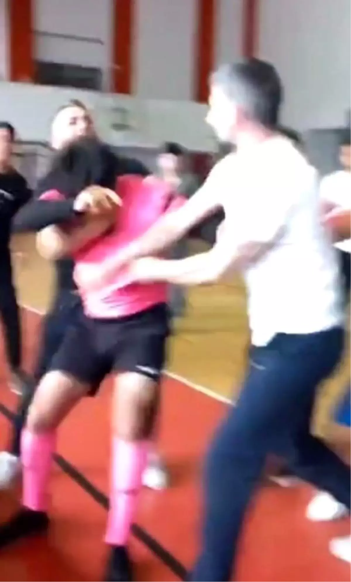 Kahramanmaraş'ta Okul Futsal Turnuvasında Kavga: Öğretmenler ve Hakem Karşı Karşıya Geldi