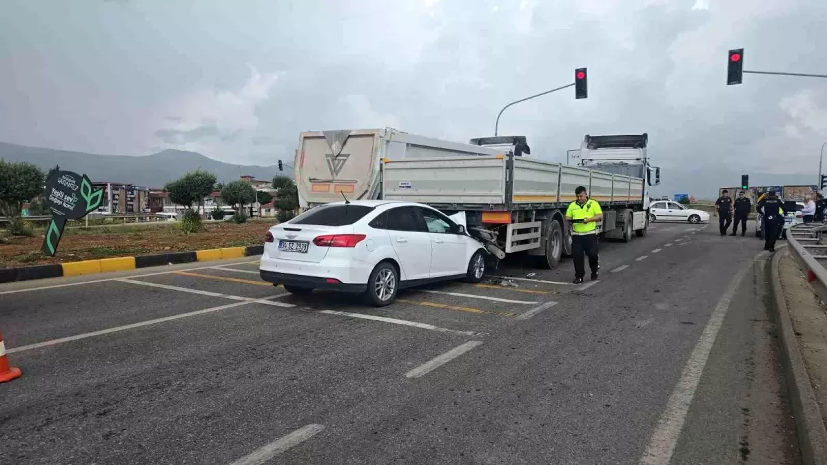 Gaziantep'te Otomobil Tıra Çarptı: Bir Yaralı