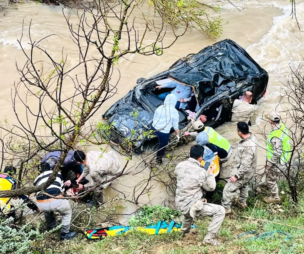 Gümüşhane'de Trafik Kazası: 1 Çocuk Hayatını Kaybetti, 4 Yaralı