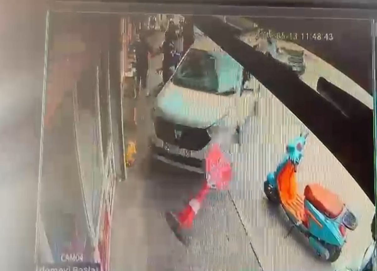 Adana'da Kontrolü Kaybeden Araç Bisikletliye Çarptı