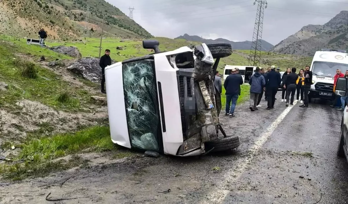 Hakkari'de Servis Aracı Devrildi: 7 Öğrenci Hastaneye Kaldırıldı