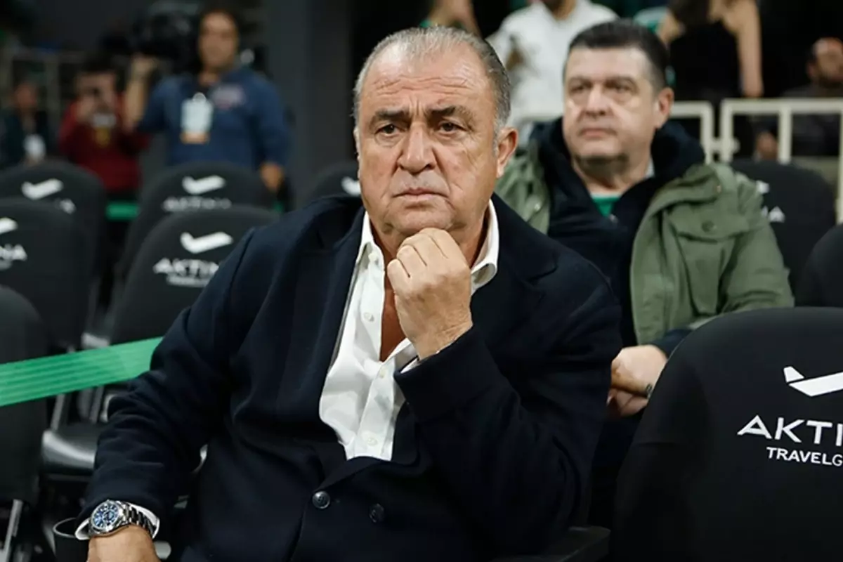 Herkes Fatih Terim'in evinin bahçesine astığı bayrağı konuşuyor