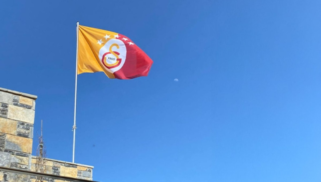 Everyone is talking about the flag that Fatih Terim hung in his garden