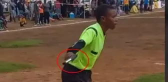 İnanılmaz görüntüler! Yardımcı hakem elinde silahla maçta görev yaptı