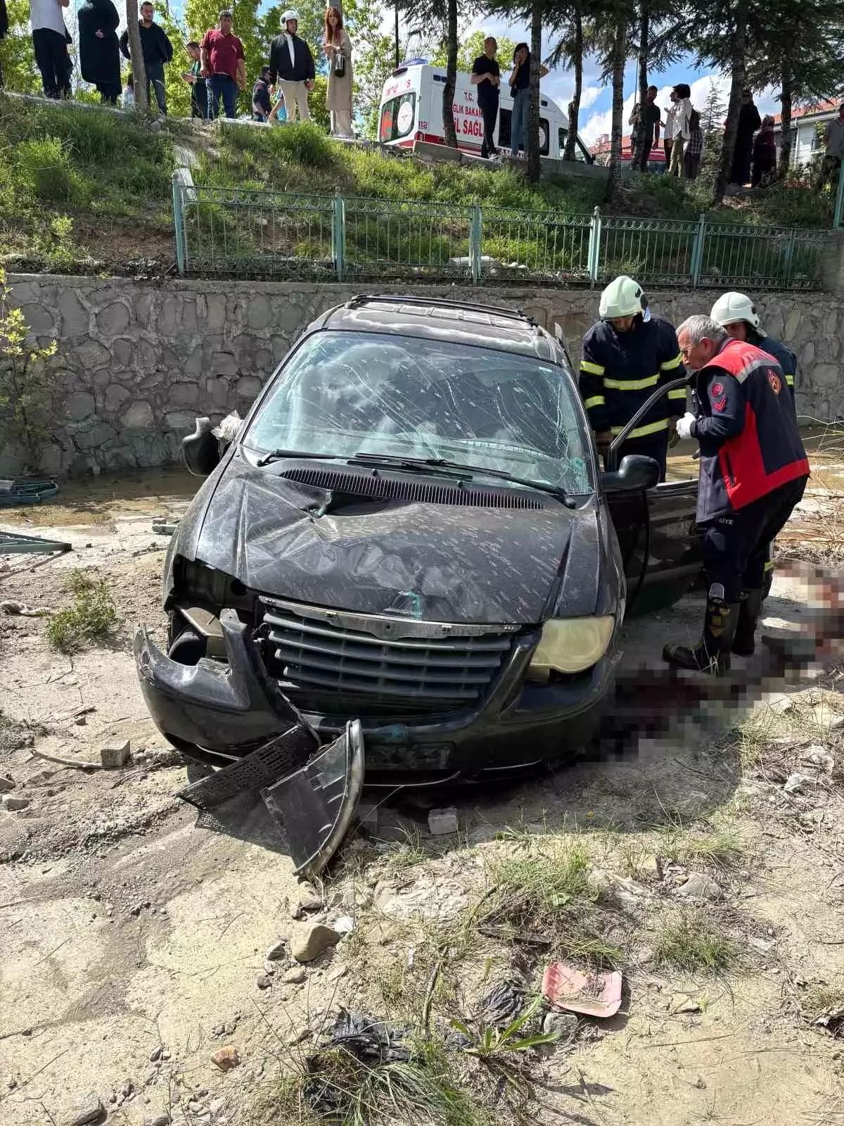 Isparta'da Kontrolden Çıkan Otomobil Kanala Uçtu, İki Yaralı