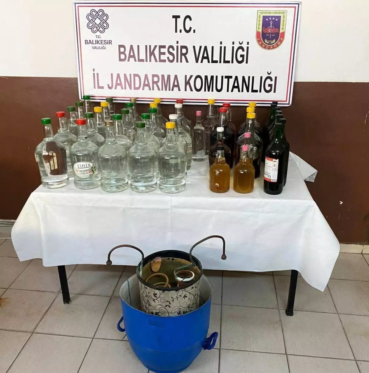 Erdek'te Kaçak Alkol Operasyonu: 100 Litre Sahte Votka Ele Geçirildi